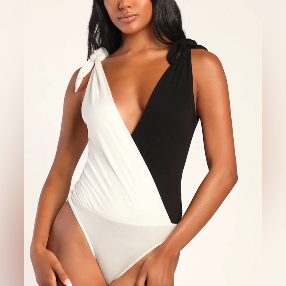 LULUS Opposites Attract Black and White Tie-Strap Bodysuit NWT SIZE MEDIUM - Picture 4 of 8